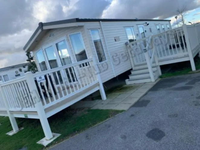 Jems Hot-Tub Getaways 8 Berth At Tattershall Lakes