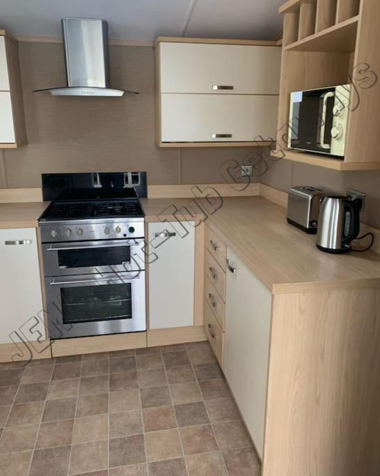 Jems Hot-tub Getaways 8 Berth At Lakes Holiday home