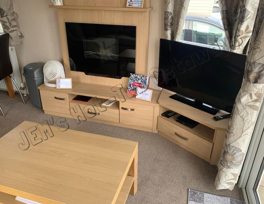 Jems Hot-tub Getaways 8 Berth At Lakes Holiday home