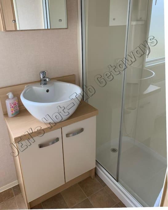 Jems Hot-tub Getaways 8 Berth At Lakes Holiday home Tattershall
