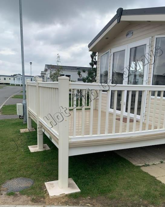 Jems Hot-tub Getaways 8 Berth At Lakes * Tattershall